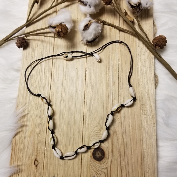 Super Cute and Beachy Shell Necklace in Black - Picture 4 of 9